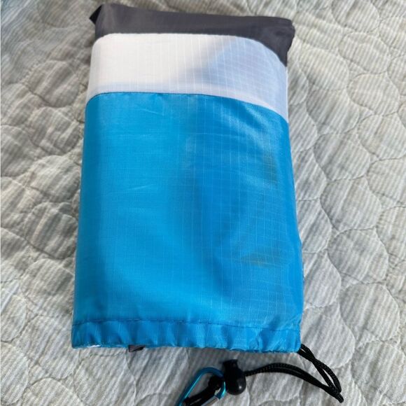 New New oversized beach and picnic blanket 79x83” - Picture 7 of 7